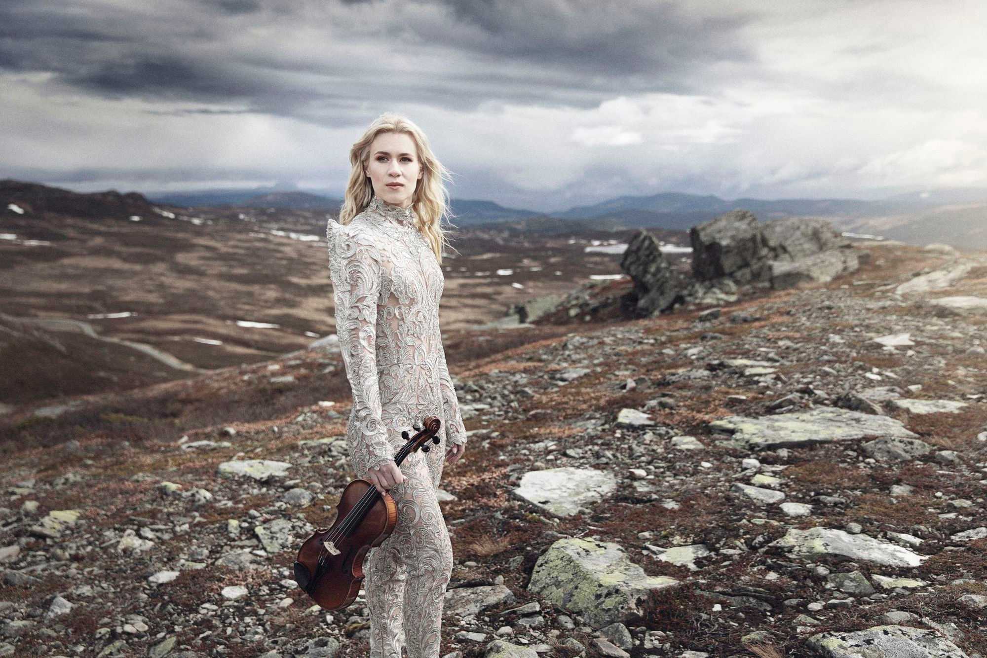 Eldbjørg Hemsing på fjellet med violin