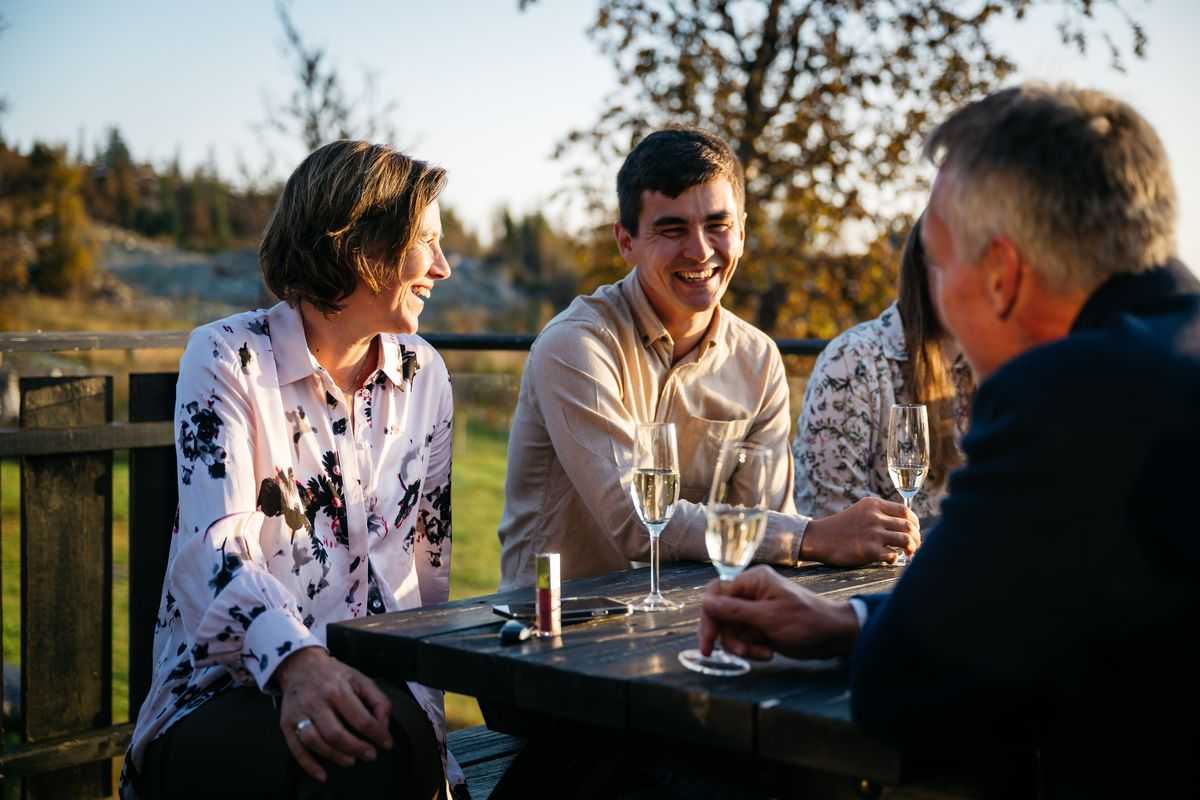 Nyt aperitiffen på terrassen