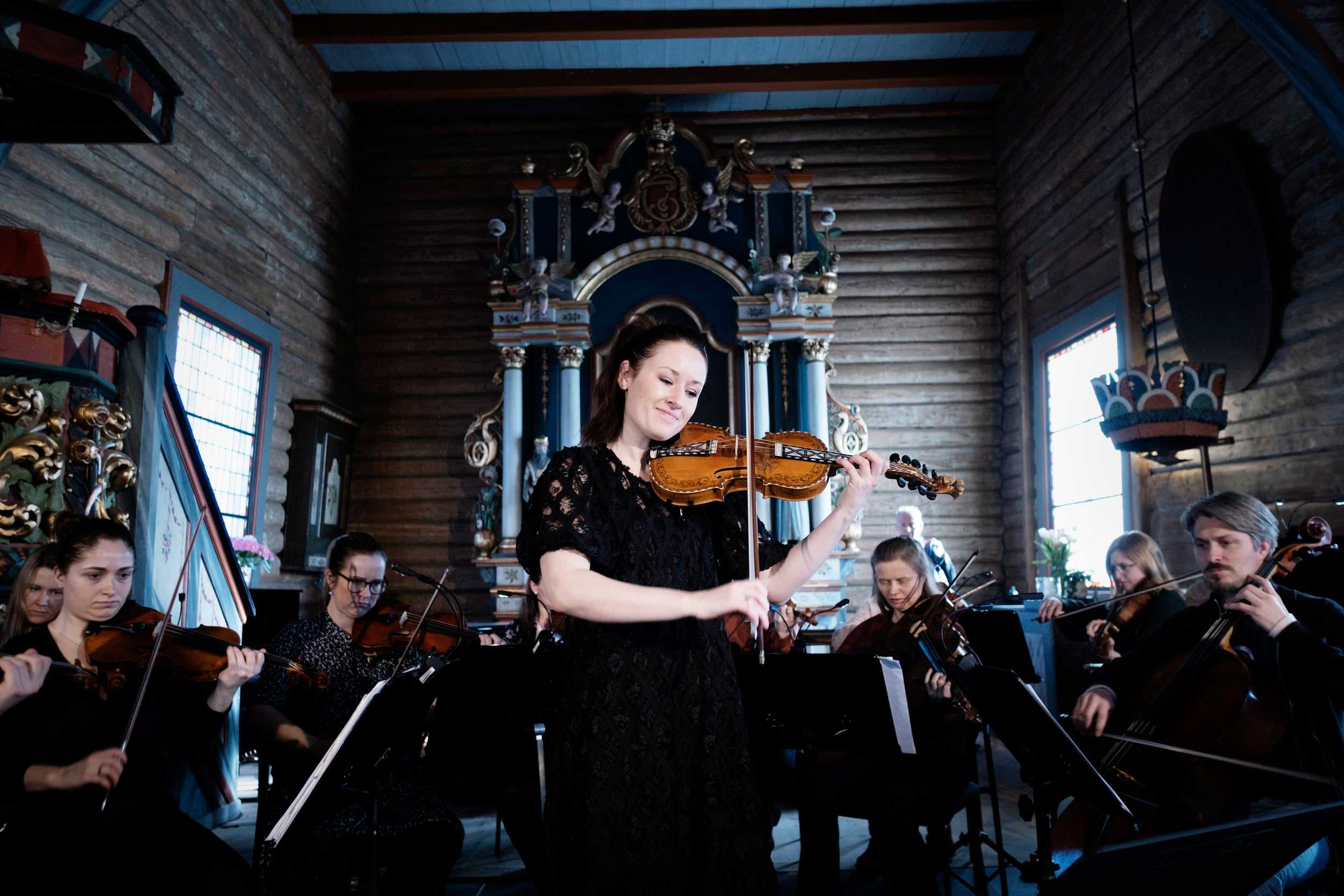 Ragnhild Hemsing spiller violin i Aurdal Kirke