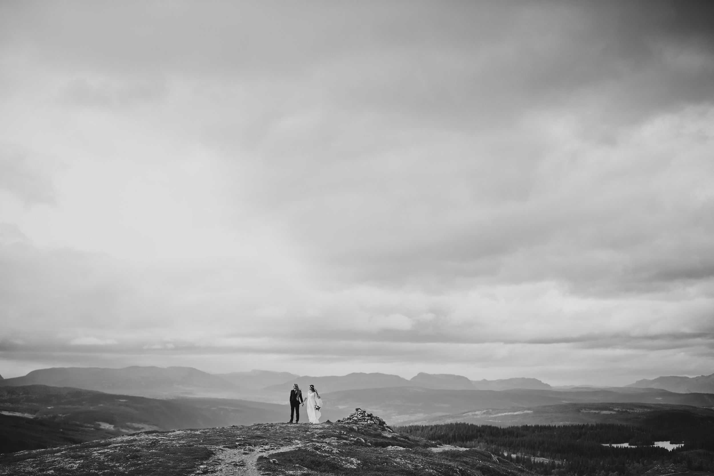 Brudepar på fjelltopp i svarthvitt