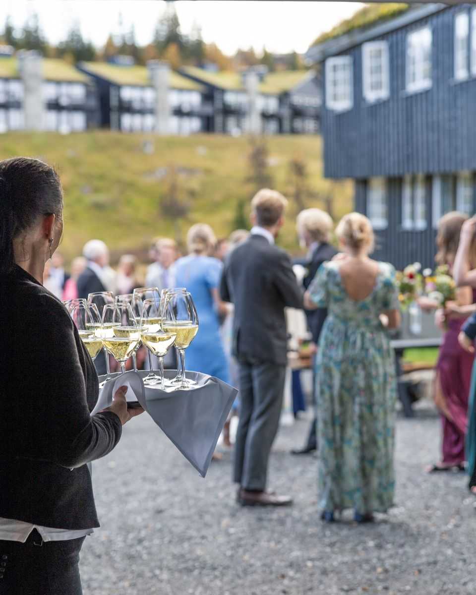 Selskapsgjester koser seg i borggården