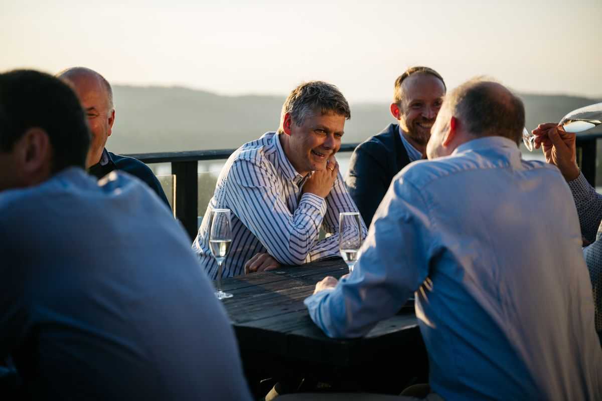 Nyt aperitiffen på terrassen